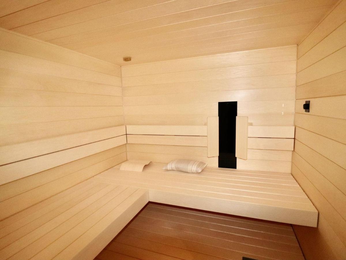 Peaceful Villa On The Water In スタフォーレン エクステリア 写真
