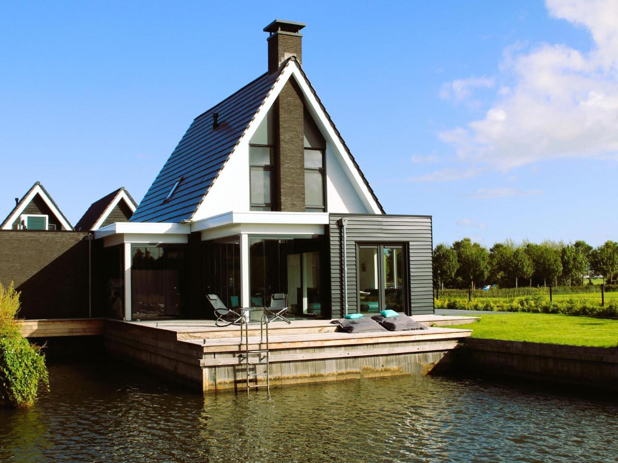 Peaceful Villa On The Water In スタフォーレン エクステリア 写真
