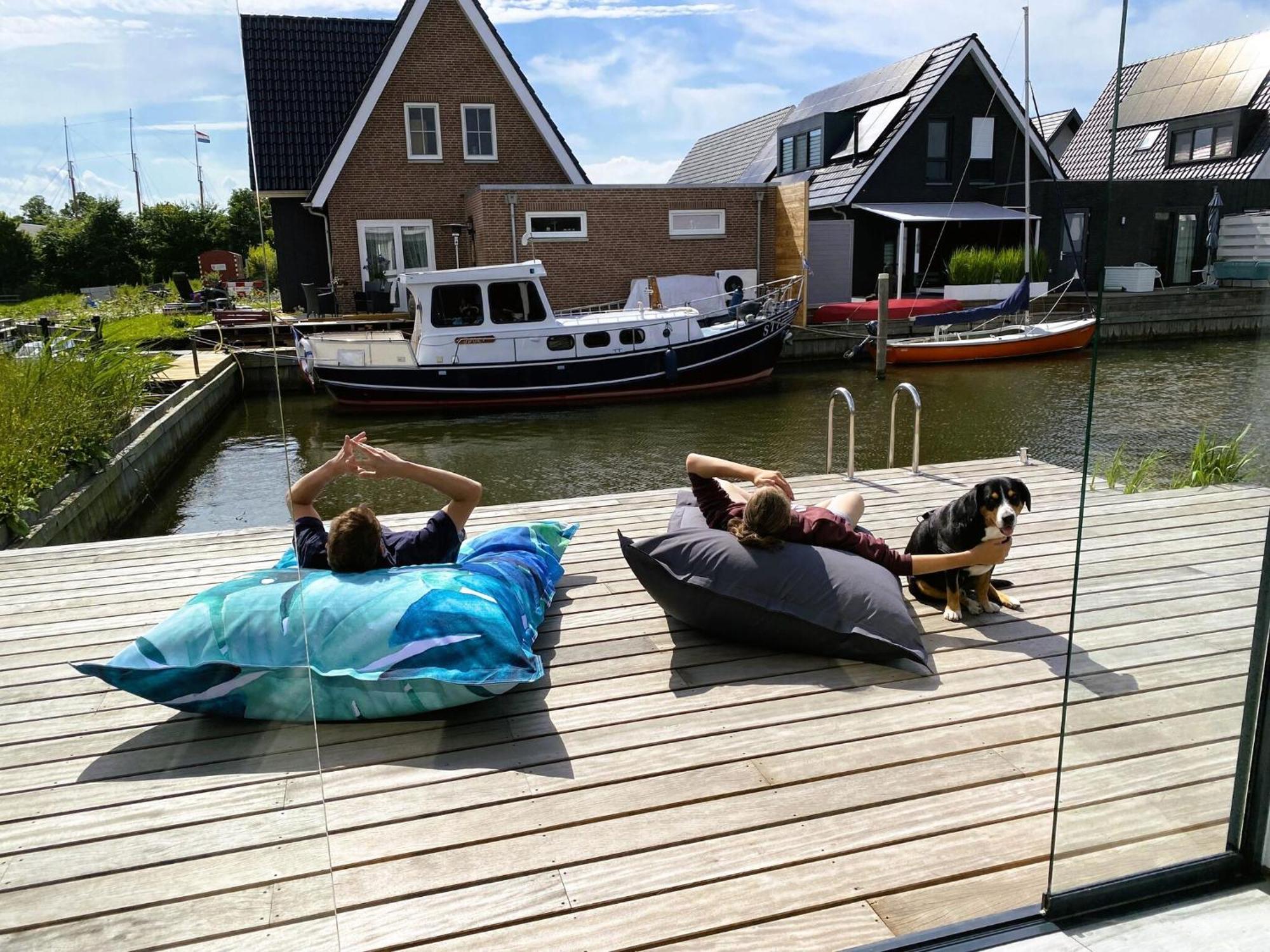 Peaceful Villa On The Water In スタフォーレン エクステリア 写真