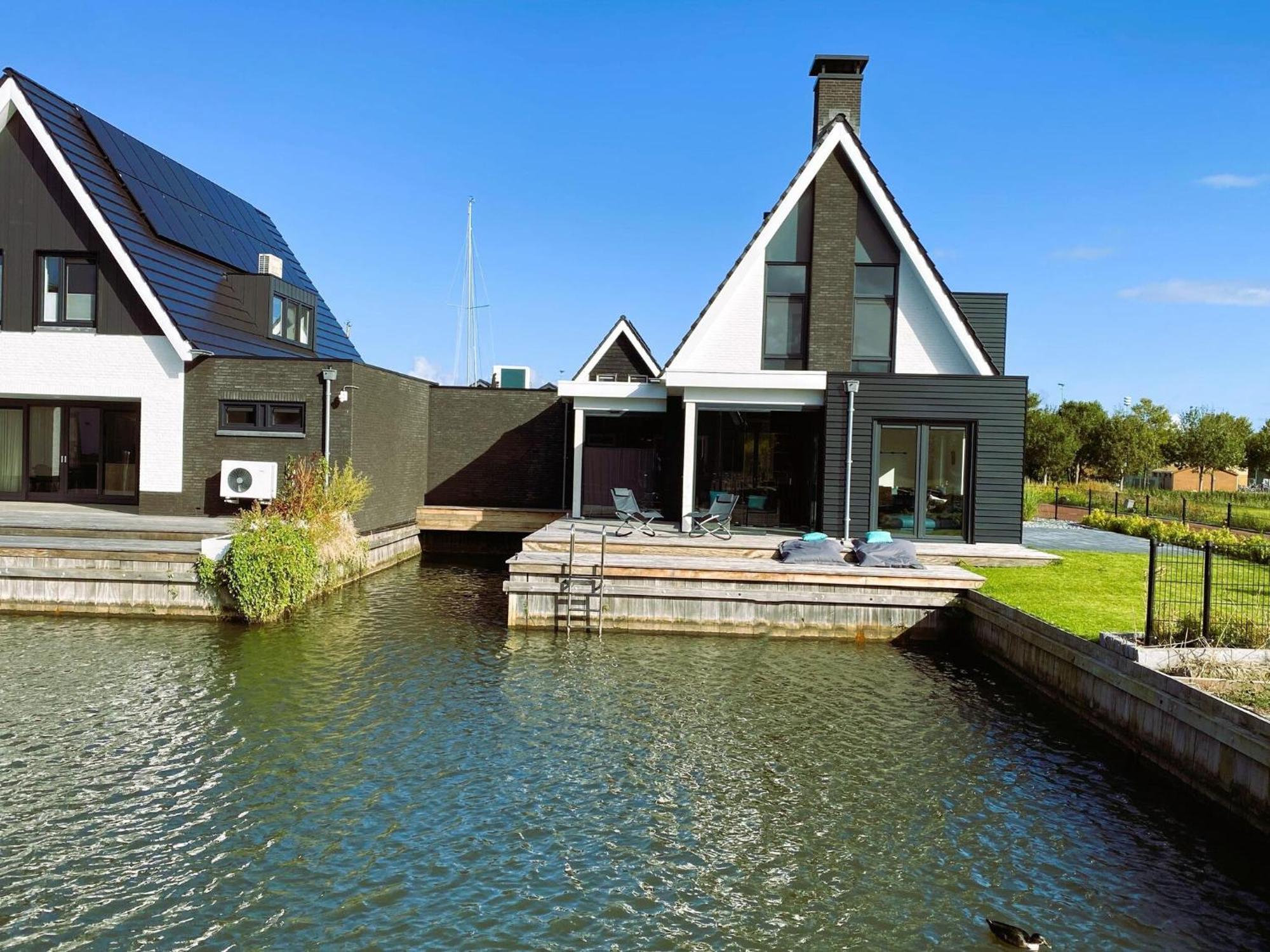 Peaceful Villa On The Water In スタフォーレン エクステリア 写真
