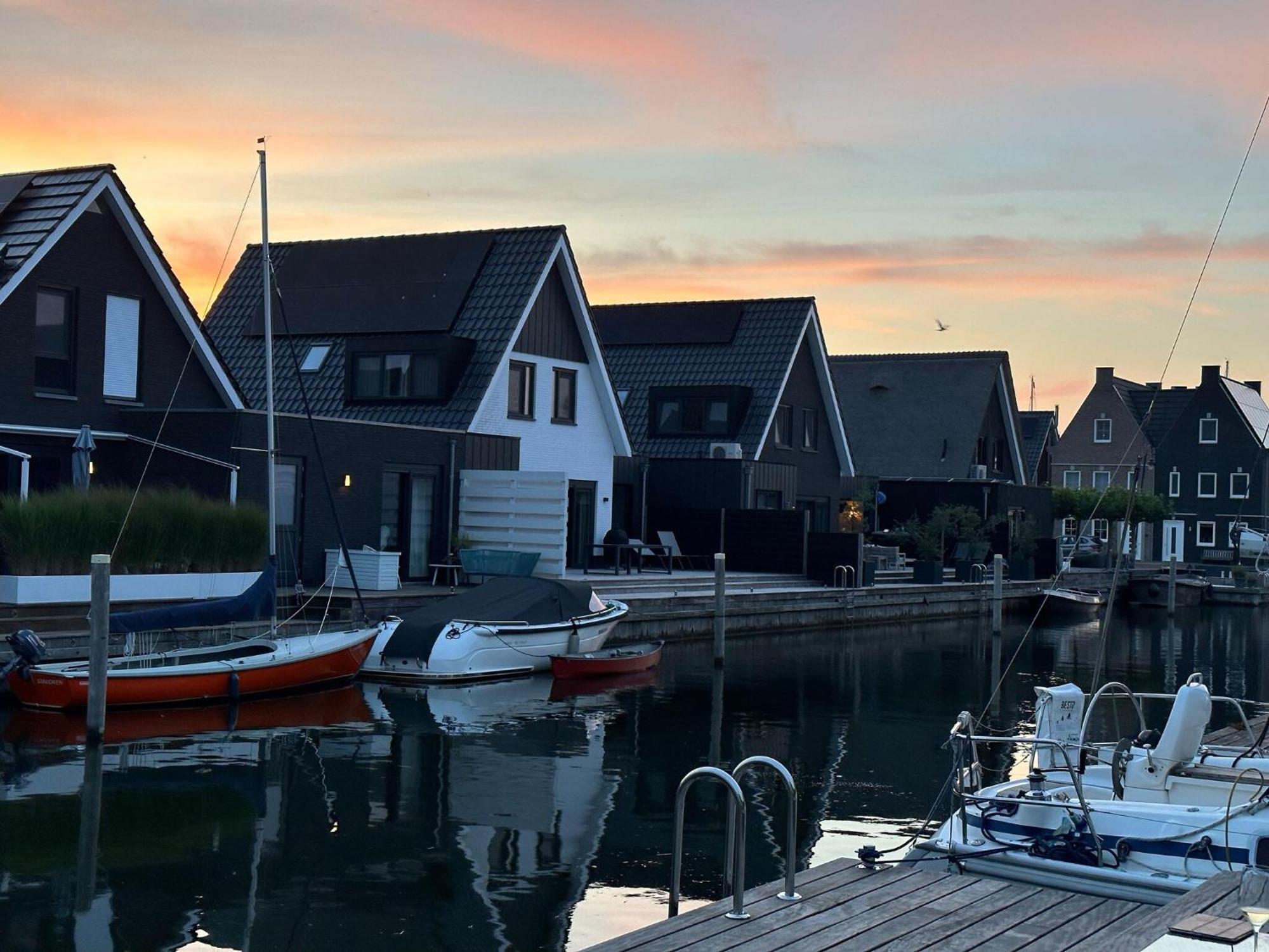 Peaceful Villa On The Water In スタフォーレン エクステリア 写真