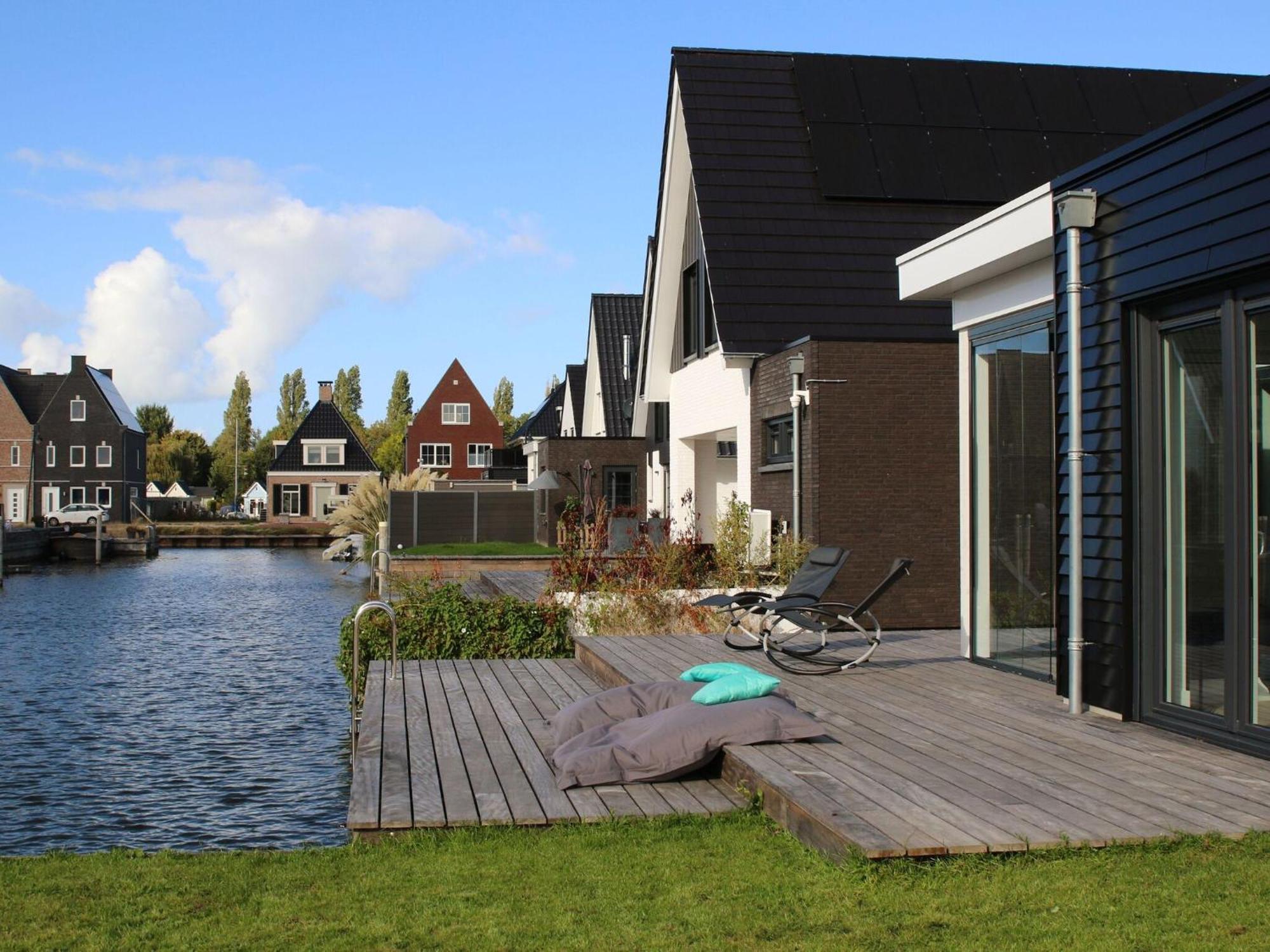 Peaceful Villa On The Water In スタフォーレン エクステリア 写真